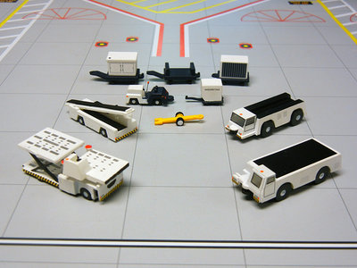 Airport support vehicles  (GeminiJets 1:200)