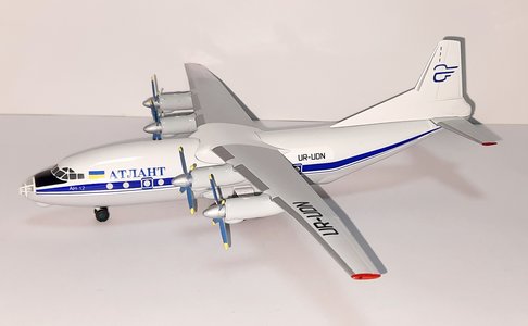 Atlant Antonov An-12 (KUM Models 1:200)