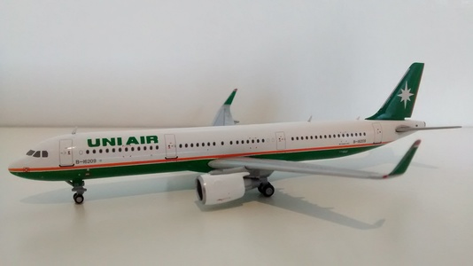 Uni Air Airbus A321 (JC Wings 1:400)