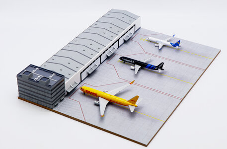  Airport Cargo Terminal Display Case with Apron (JC Wings 1:400)