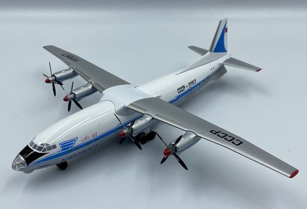 Aeroflot Antonov An-10 (KUM Models 1:200)