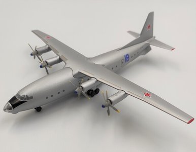 Soviet Air Force - Antonov An-10 (KUM Models 1:200)