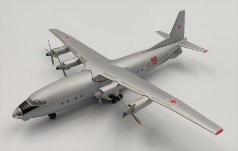 Soviet Air Force Antonov An-10 (KUM Models 1:200)