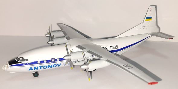 Antonov Airlines Antonov An-12 (KUM Models 1:200)