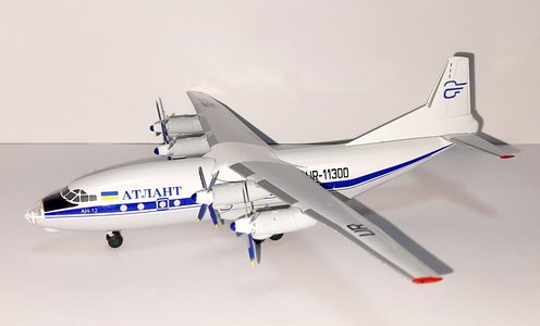 Atlant Antonov An-12 (KUM Models 1:200)