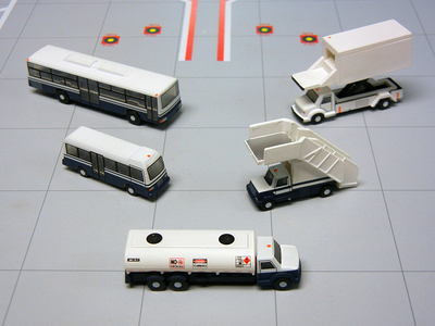 Airport service vehicles  (GeminiJets 1:200)