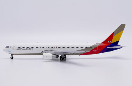 Asiana Airlines Boeing 767-300 (JC Wings 1:400)