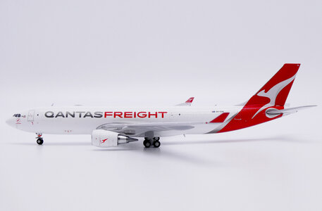 Qantas Freight Airbus A330-200(P2F) (JC Wings 1:400)