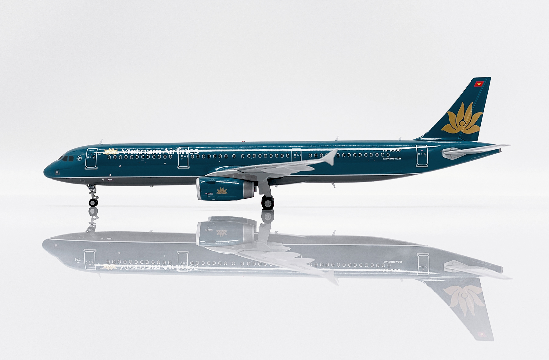商談品‼️Vietnam Airlines Airbus A321 1/200 ScaleModelStore.com :: JC Wings 1:200 - LH2421 - Vietnam Airlines