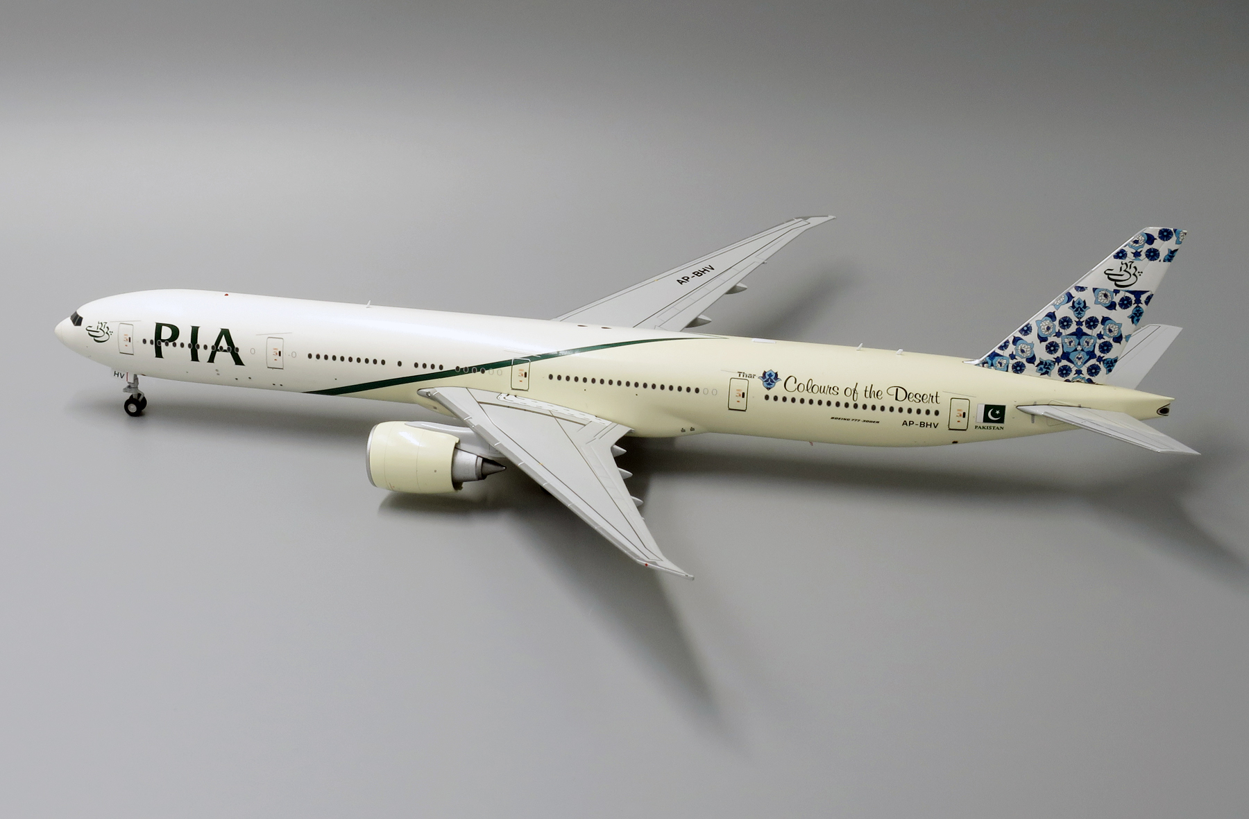 ScaleModelStore.com :: JC Wings 1:200 - LH2038 - PIA Boeing 777-300ER
