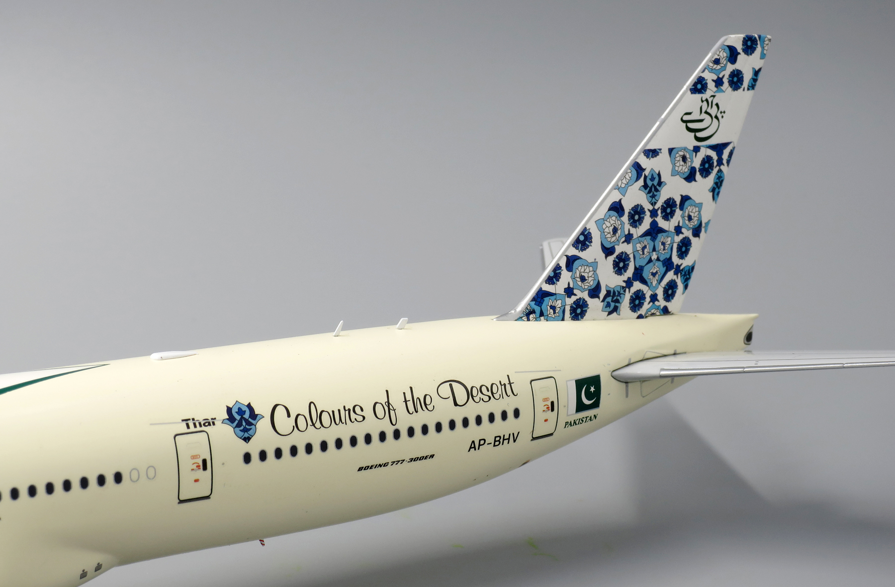 ScaleModelStore.com :: JC Wings 1:200 - LH2038 - PIA Boeing 777-300ER