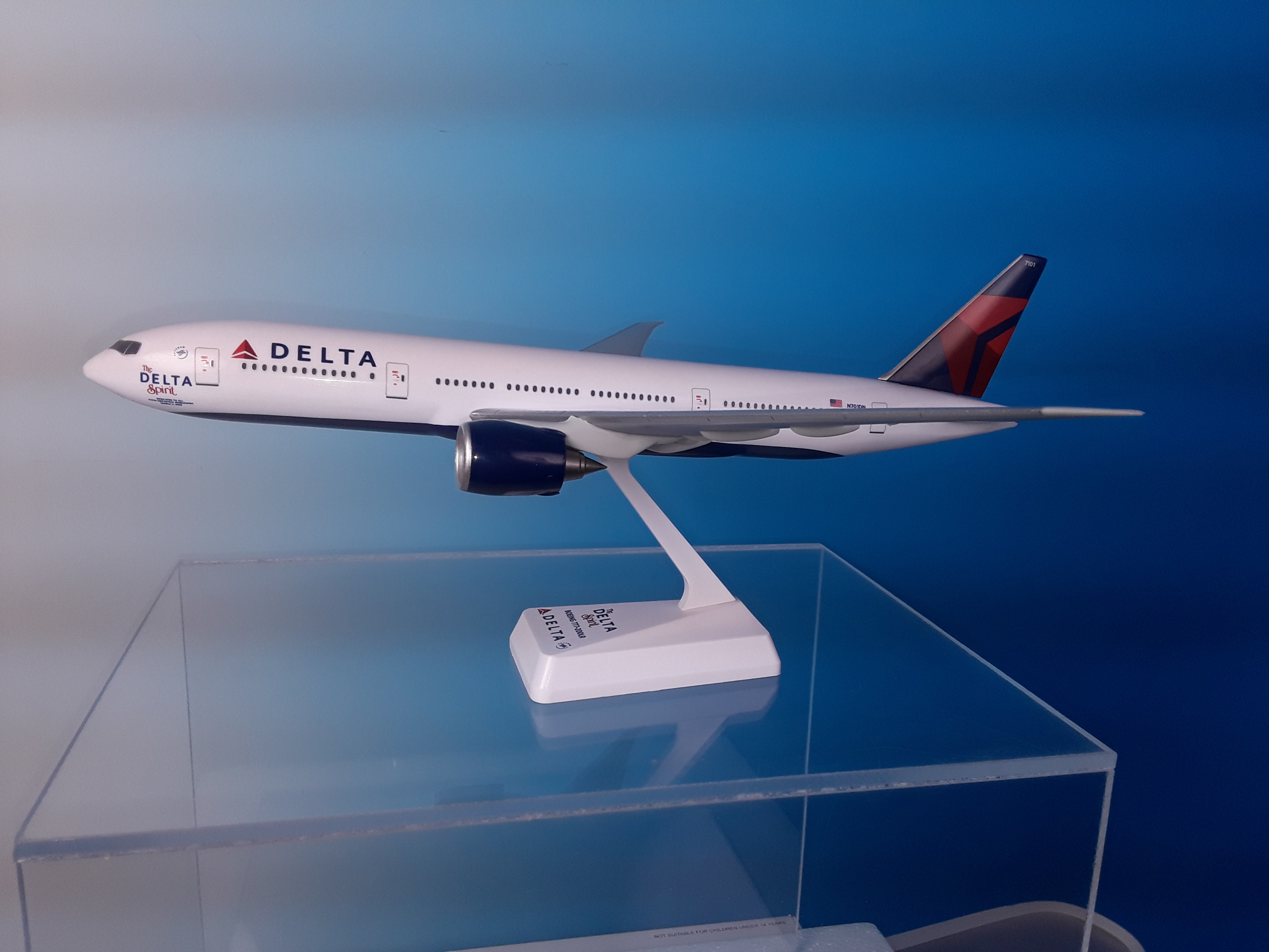 Flight Miniatures Delta Airlines Boeing 747-400 1/200 Scale Model with Stand 