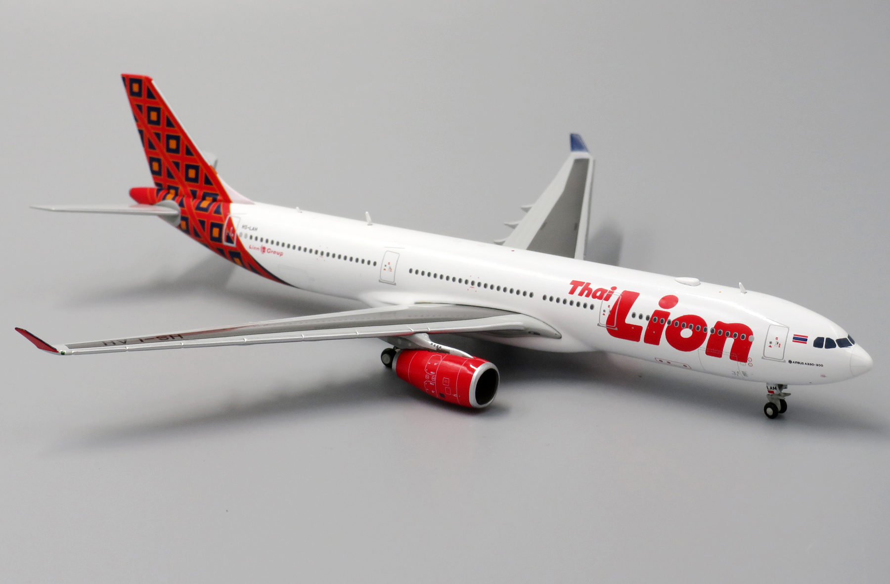 ScaleModelStore.com :: JC Wings 1:400 - LH4065 - Thai Lion ...