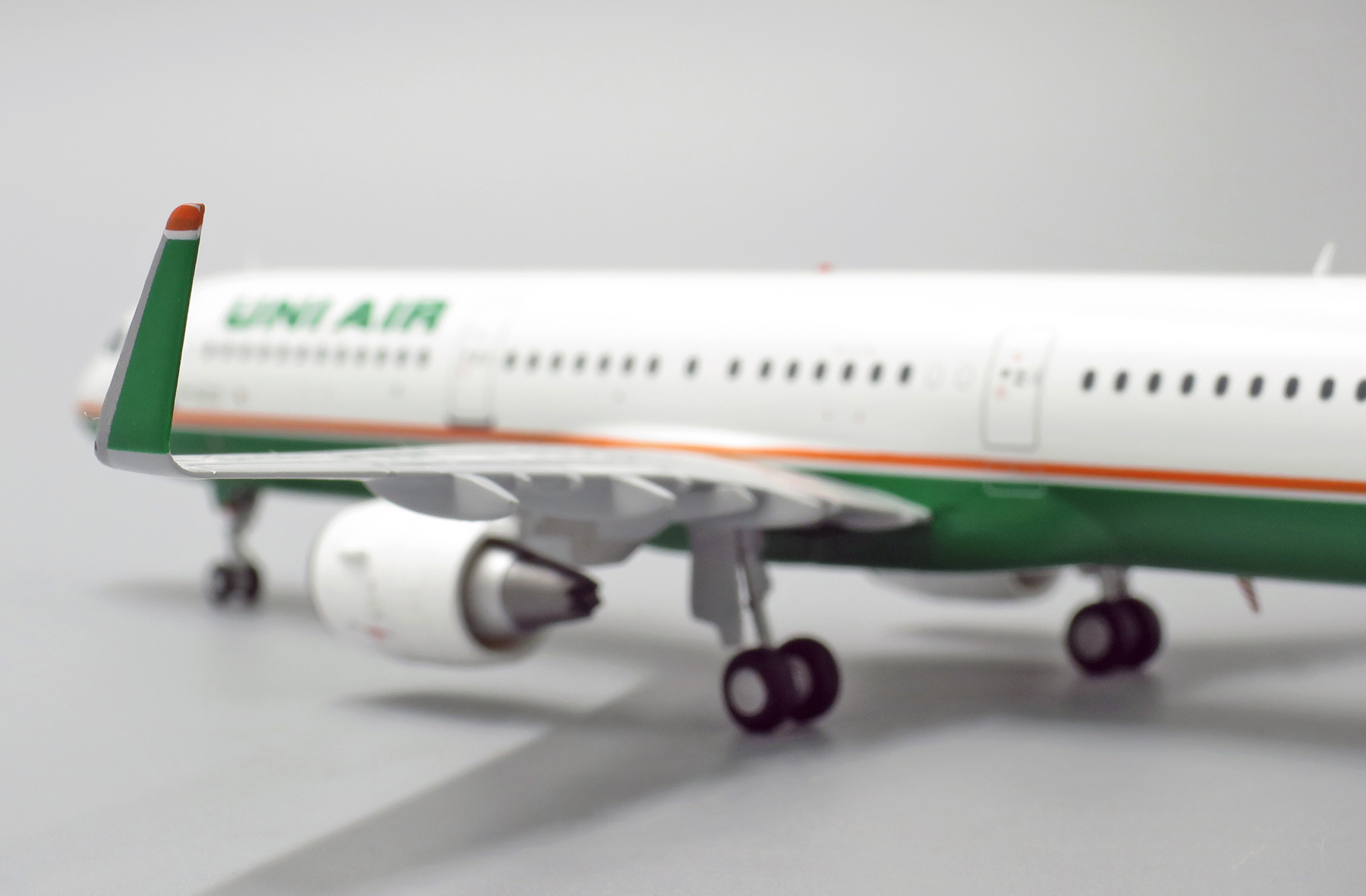 JC WINGS LH2096 1/200 UNI AIR AIRBUS A321 B-16210 WITH STAND 