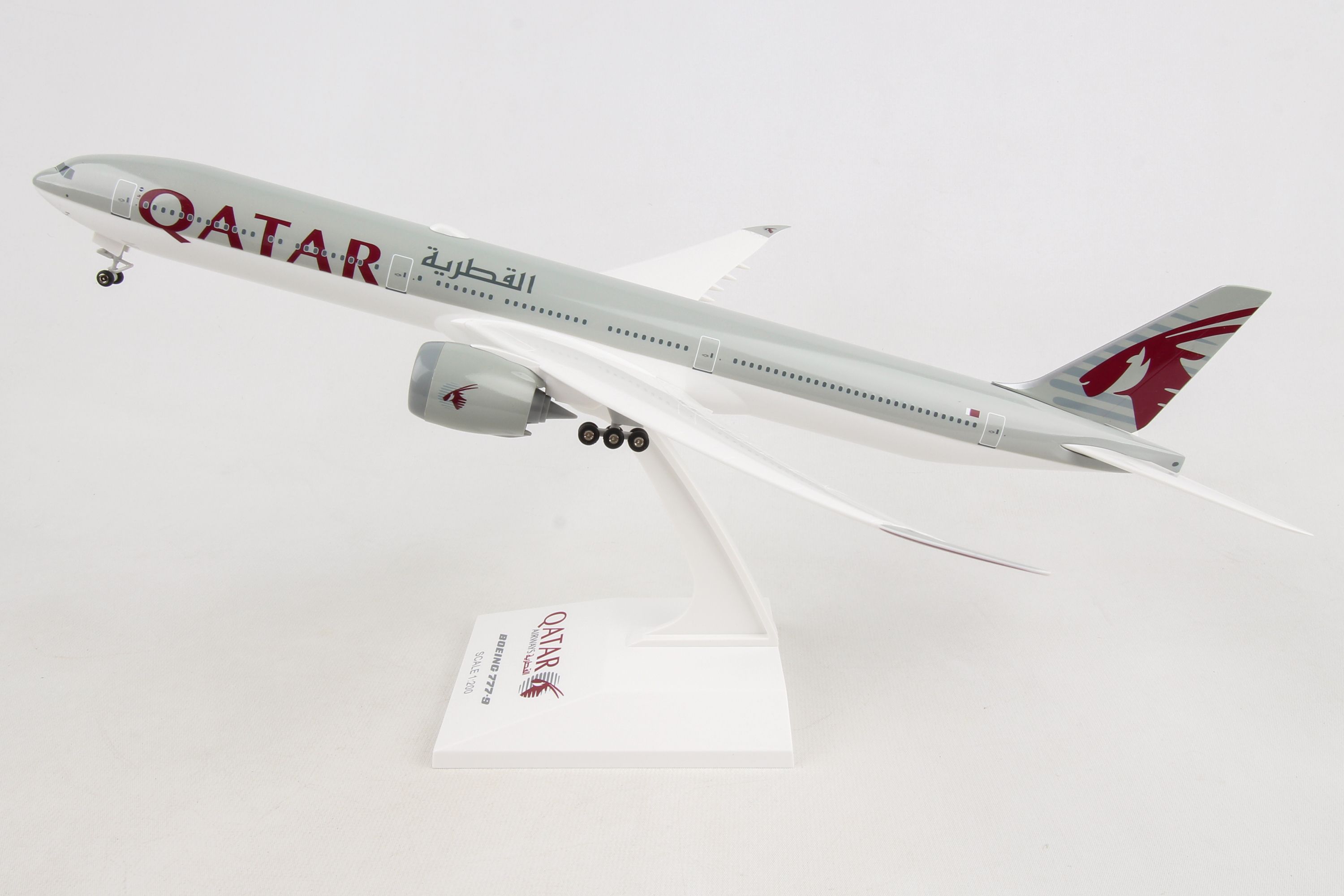 Skymarks SKR1014 Qatar Airways Boeing 777-900 Desk Display 1/200 Model Airplane 