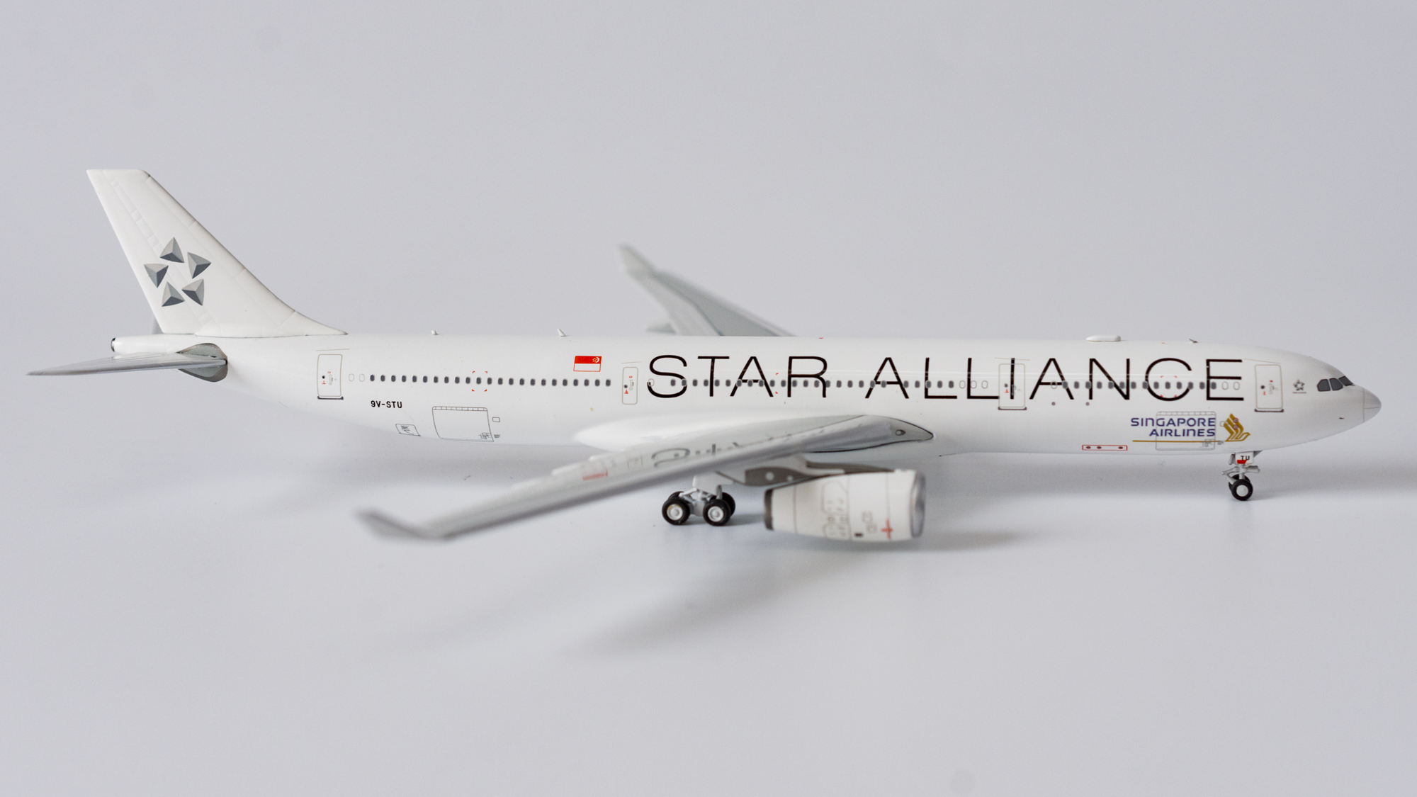 NG Model 1:400 Singapore Airlines a330-300 9v-stu /& Herpa Wings Catalogue