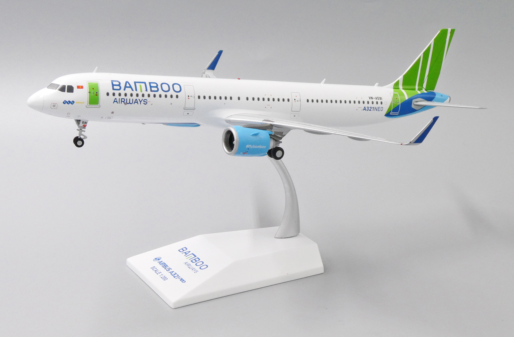 JCWINGS JCLH2215 1/200 AIRBUS INDUSTRIE AIRBUS A321NEO REG D-AVXA WITH STAND 