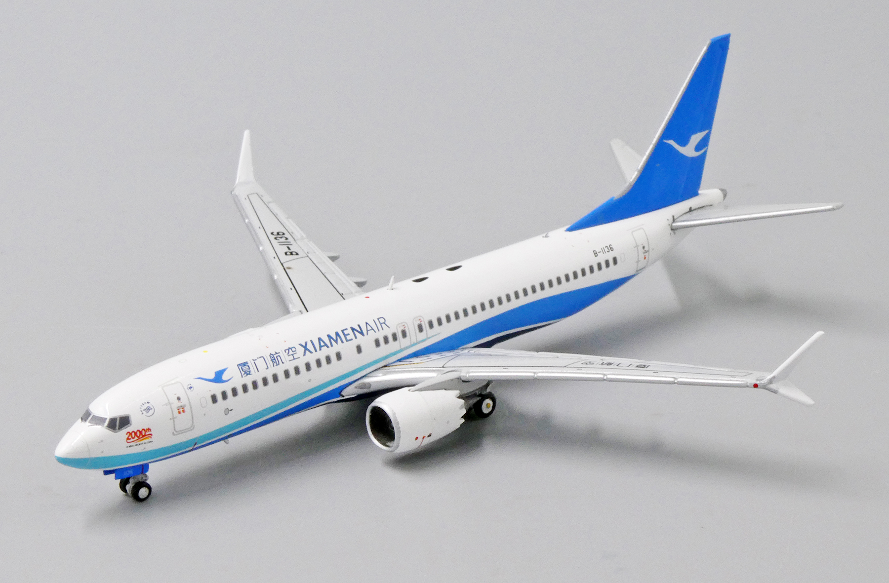JC WINGS LH2135 1/200 XIAMEN AIRLINES B737-8 MAX 2000TH REG B-1136 WITH STAND 