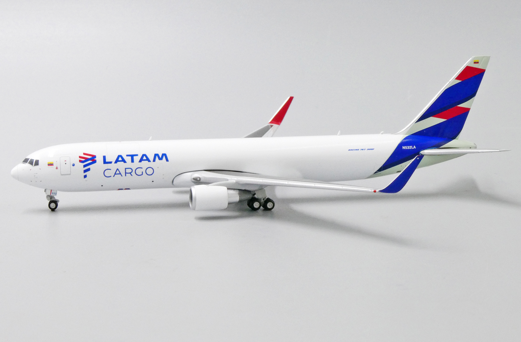 Highly detailed Hogan Snap-fit model UPS 767-300F W/Gear model in 1:200