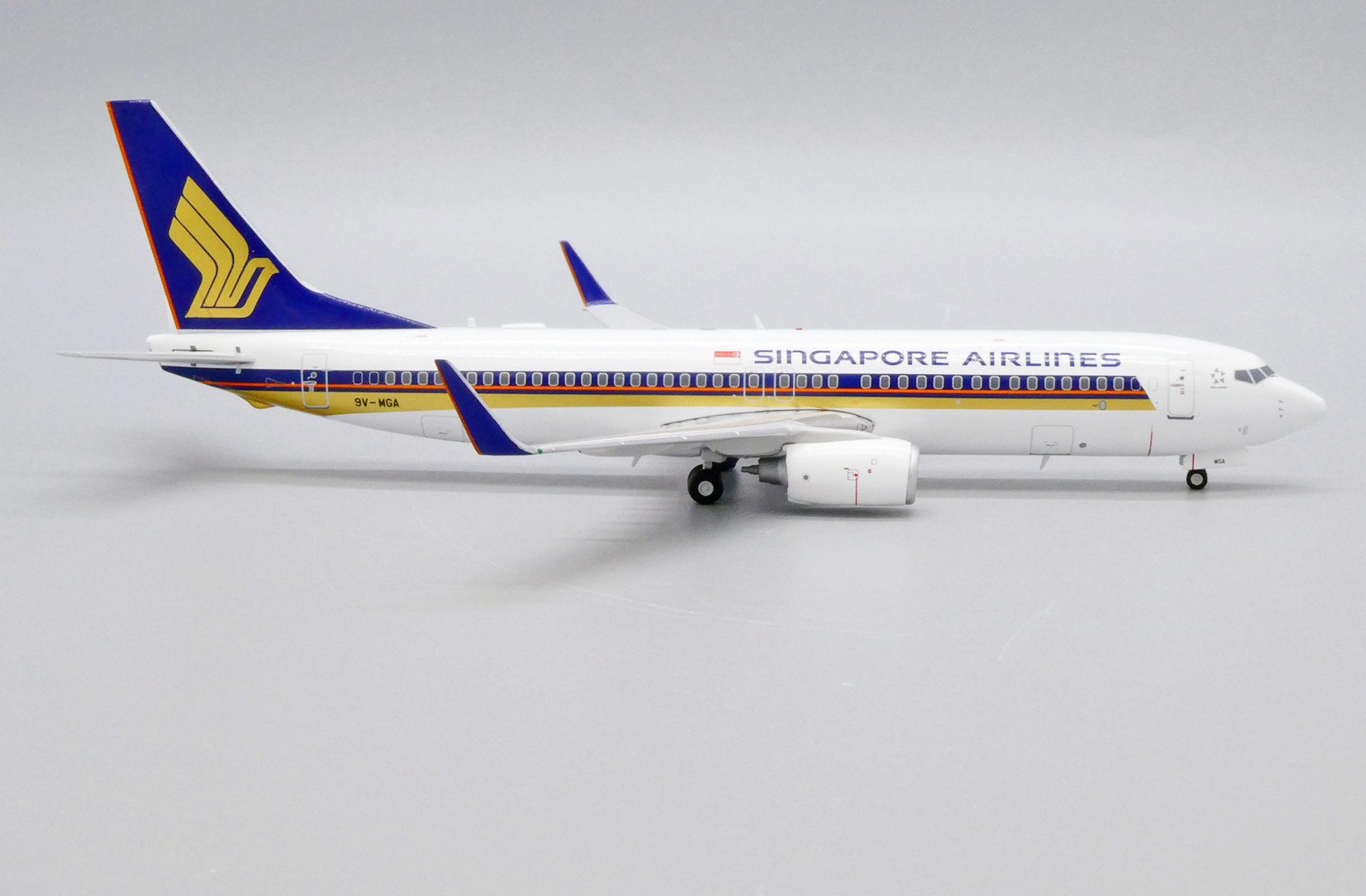 JC WINGS JCEW2738015 1/200 SINGAPORE AIRLINES B737-800 REG 9V-MGA WITH STAND