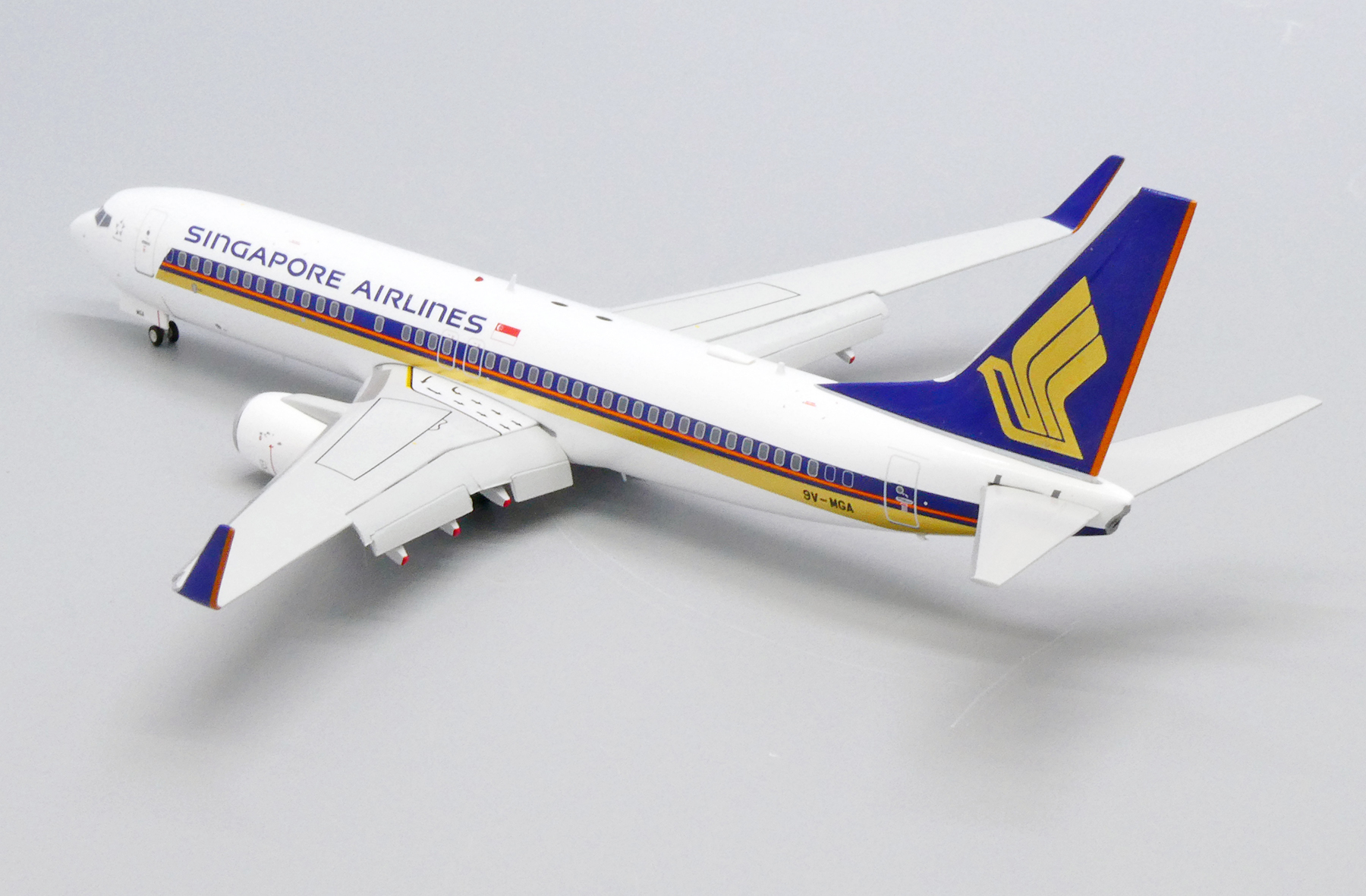 JC WINGS JCEW2738015 1/200 SINGAPORE AIRLINES B737-800 REG 9V-MGA WITH STAND