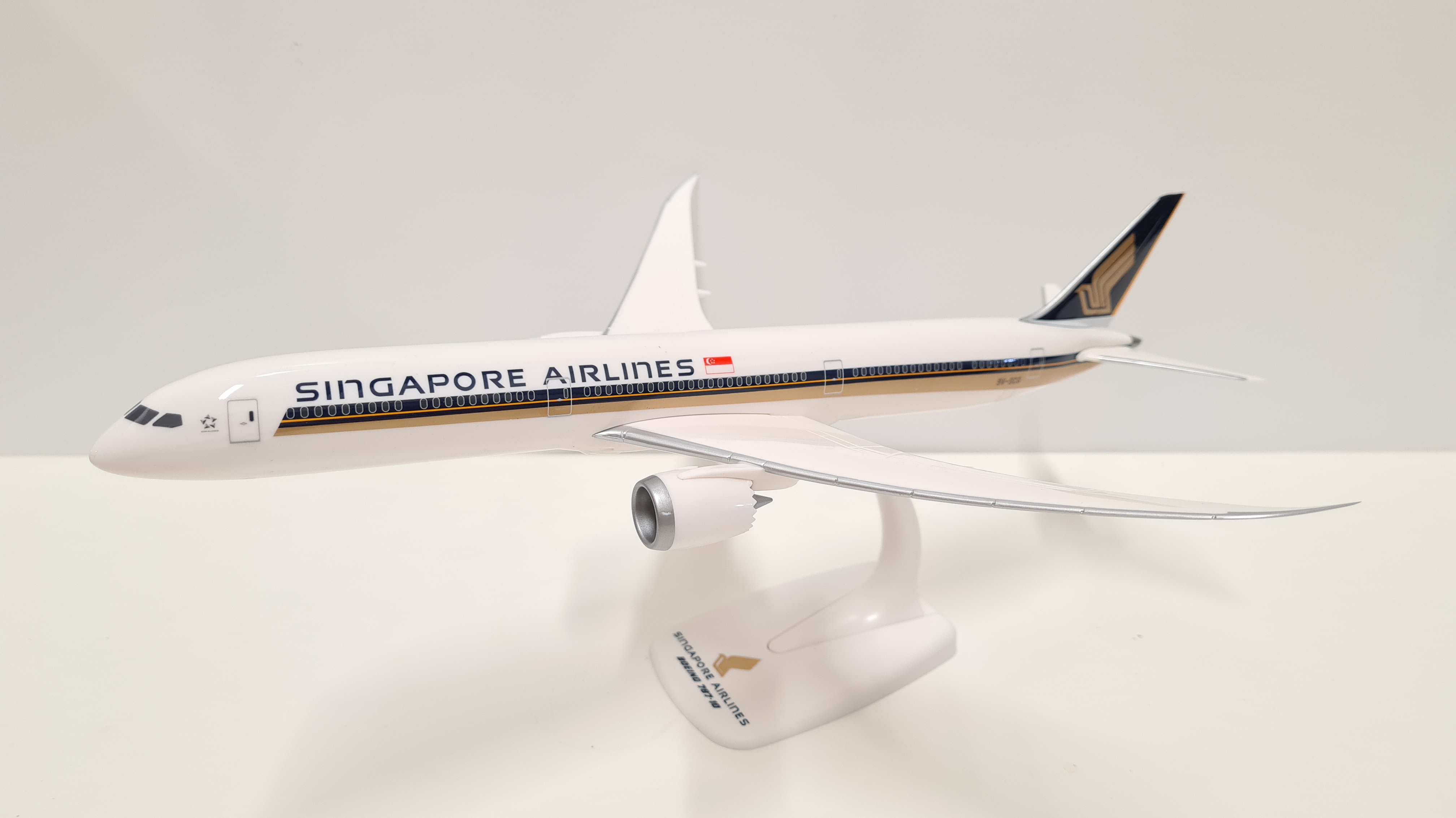 登場! シンガポール航空　B757-200 1/200 AVIATION200 航空機
