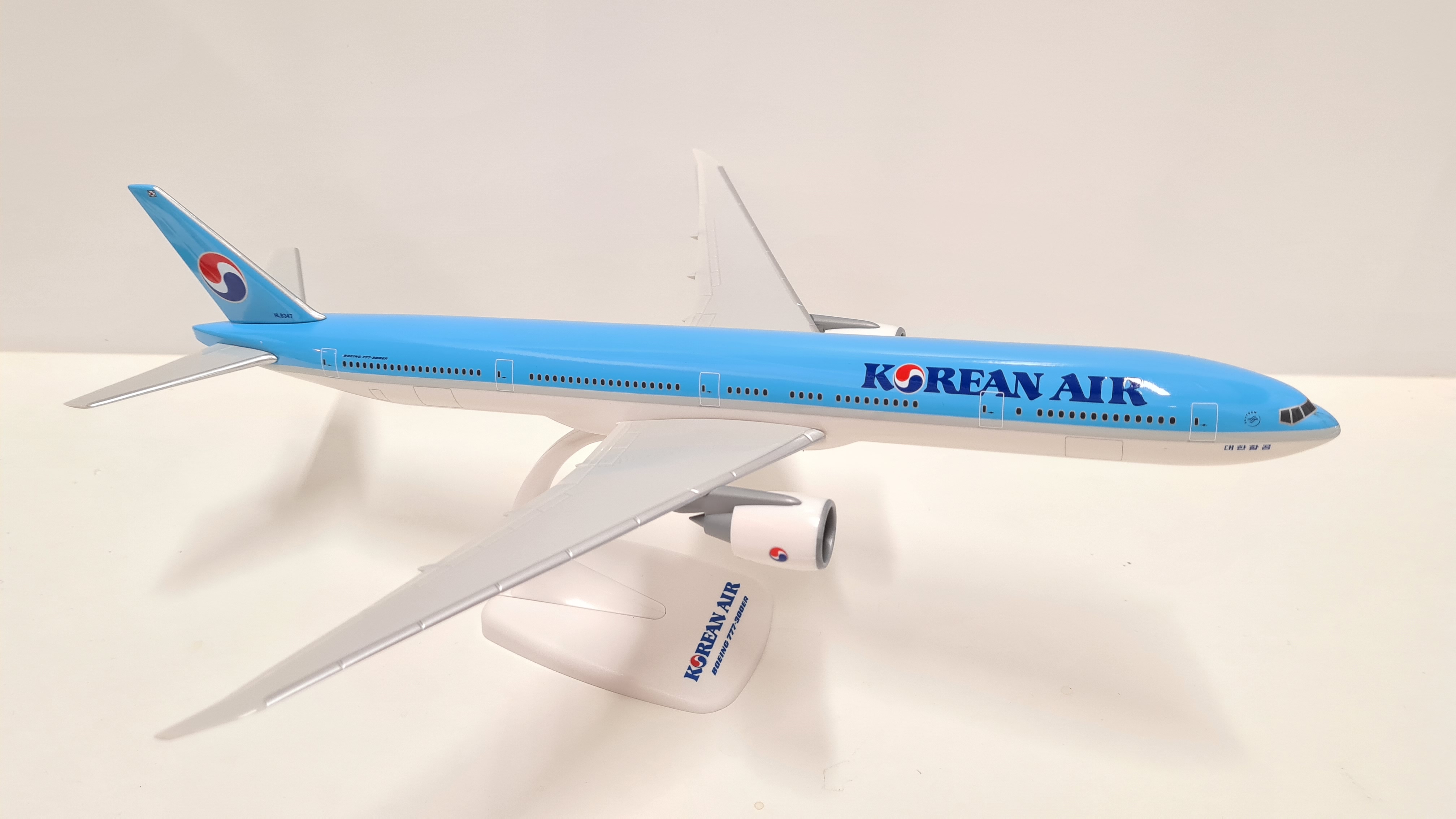 777-200 Airplane Miniature Model Snap Fit 1:200 Part#ABO-77720H-011 84-Cur Korean Air 