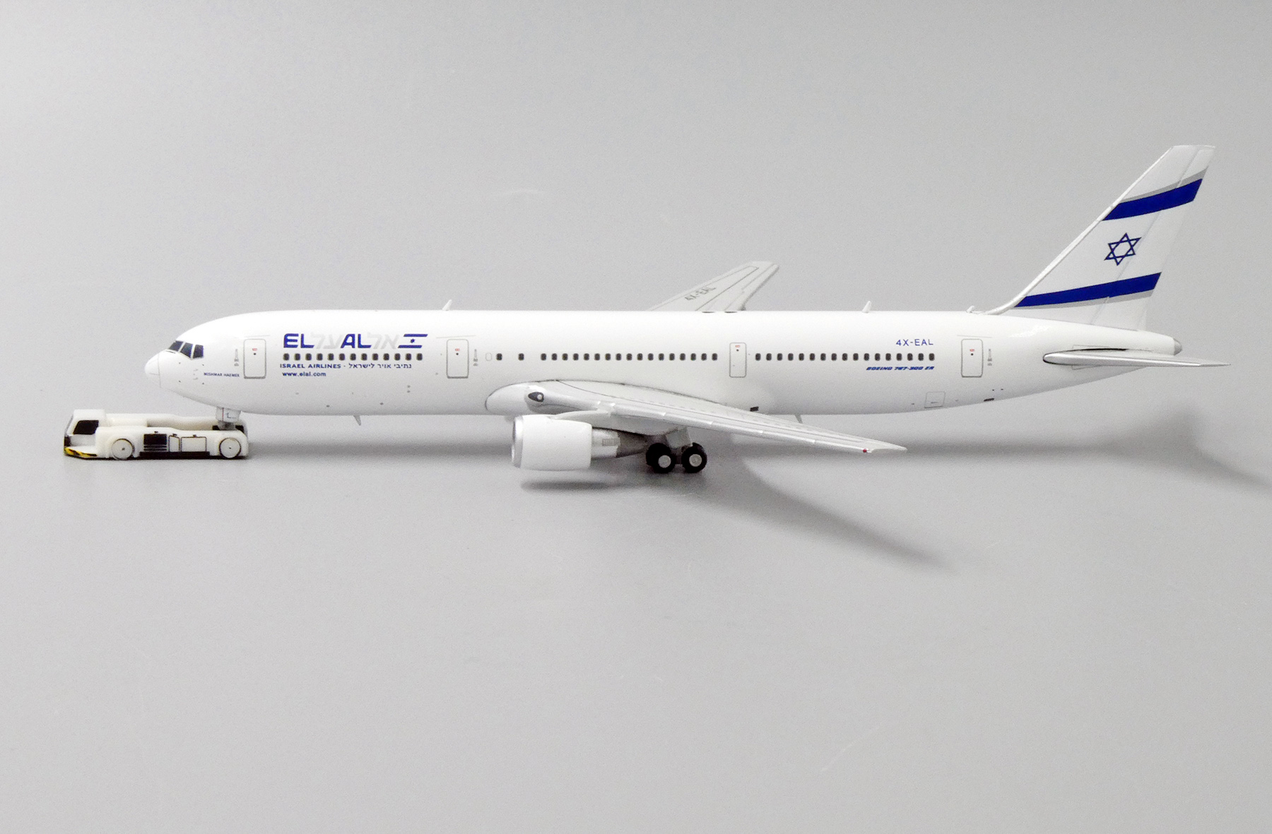 Japan Airlines Boeing 767-300ER JA8268 Phoenix 04586 Scale 1