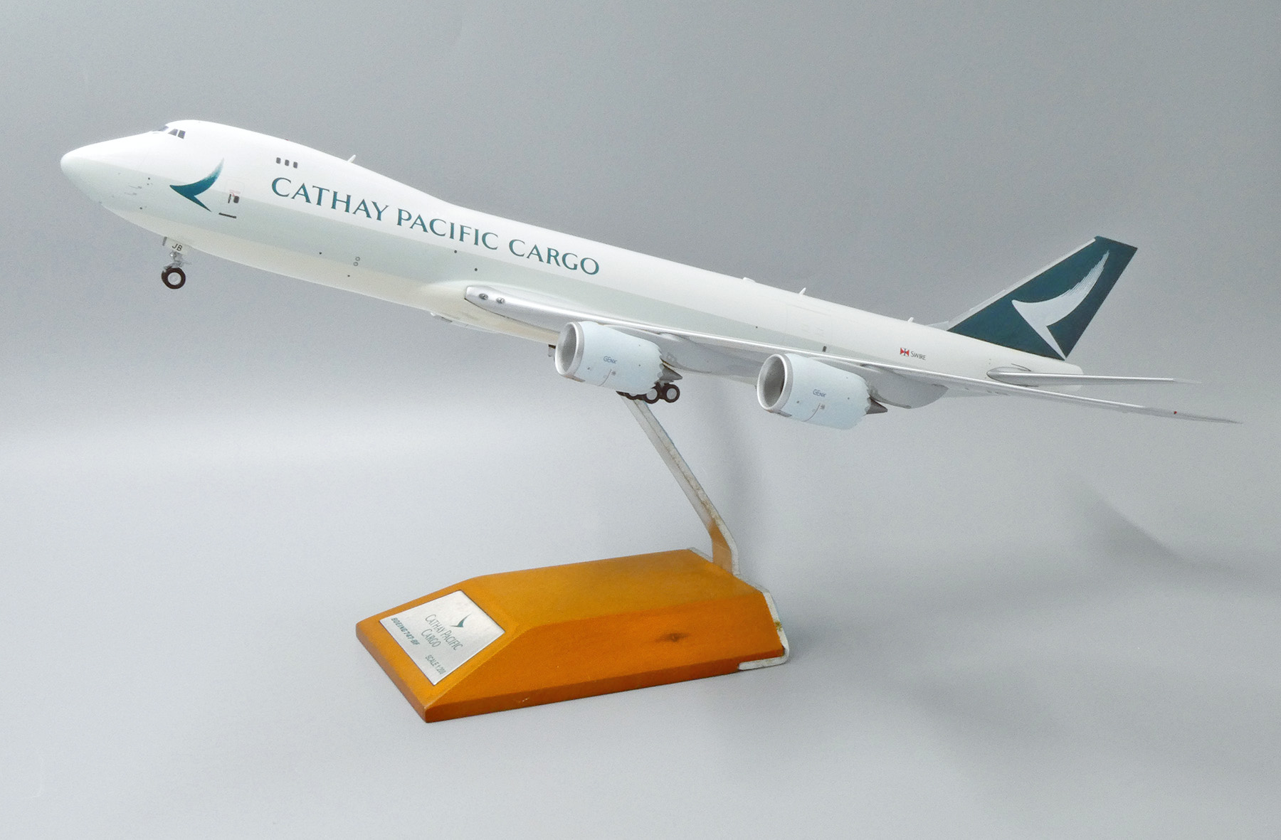 CATHAY PACIFIC 747-8F 1:200 | www.carmenundmelanie.at