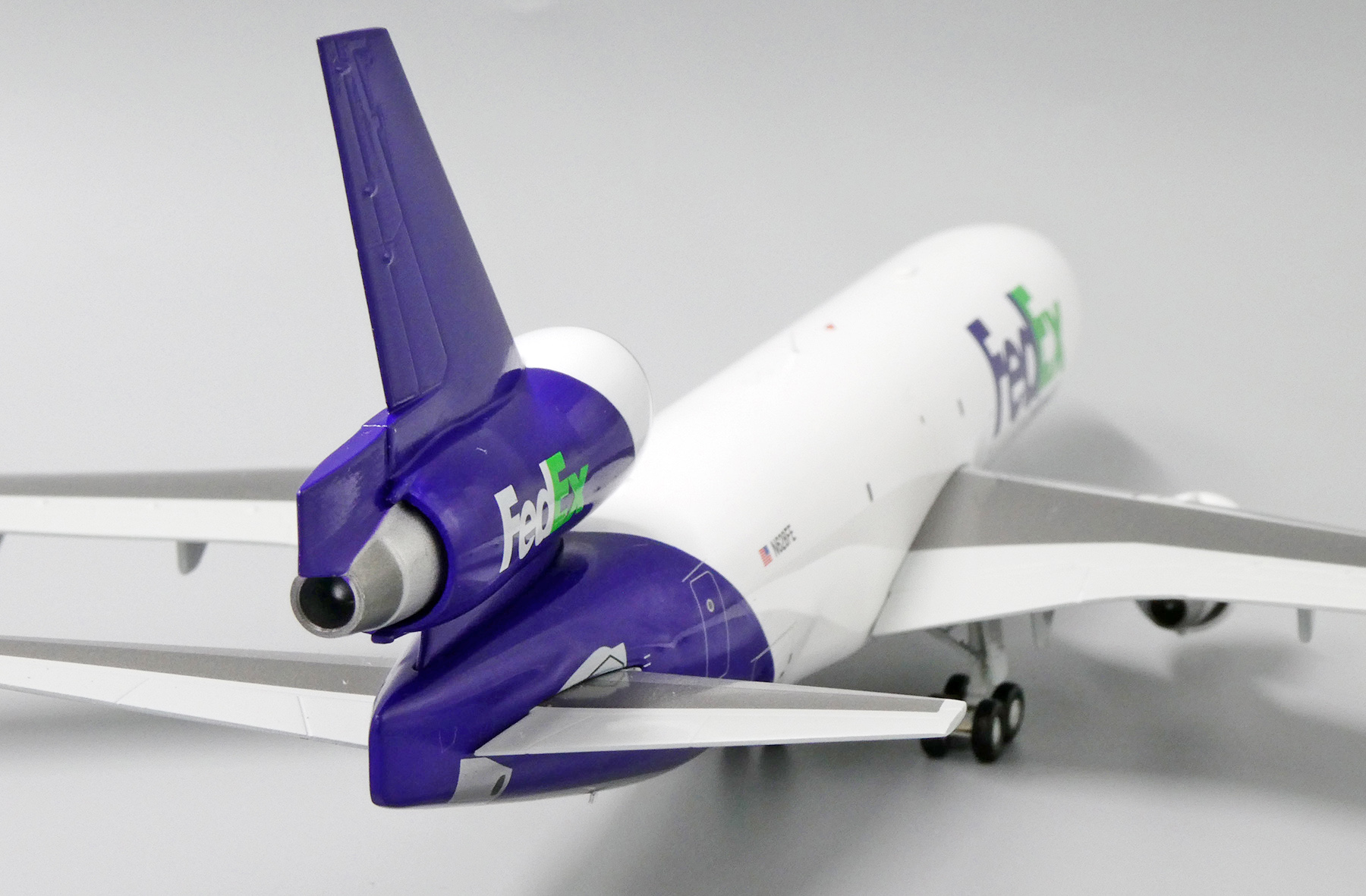 ScaleModelStore.com :: JC Wings 1:200 - XX2285 - FedEx McDonnell Douglas MD -11F