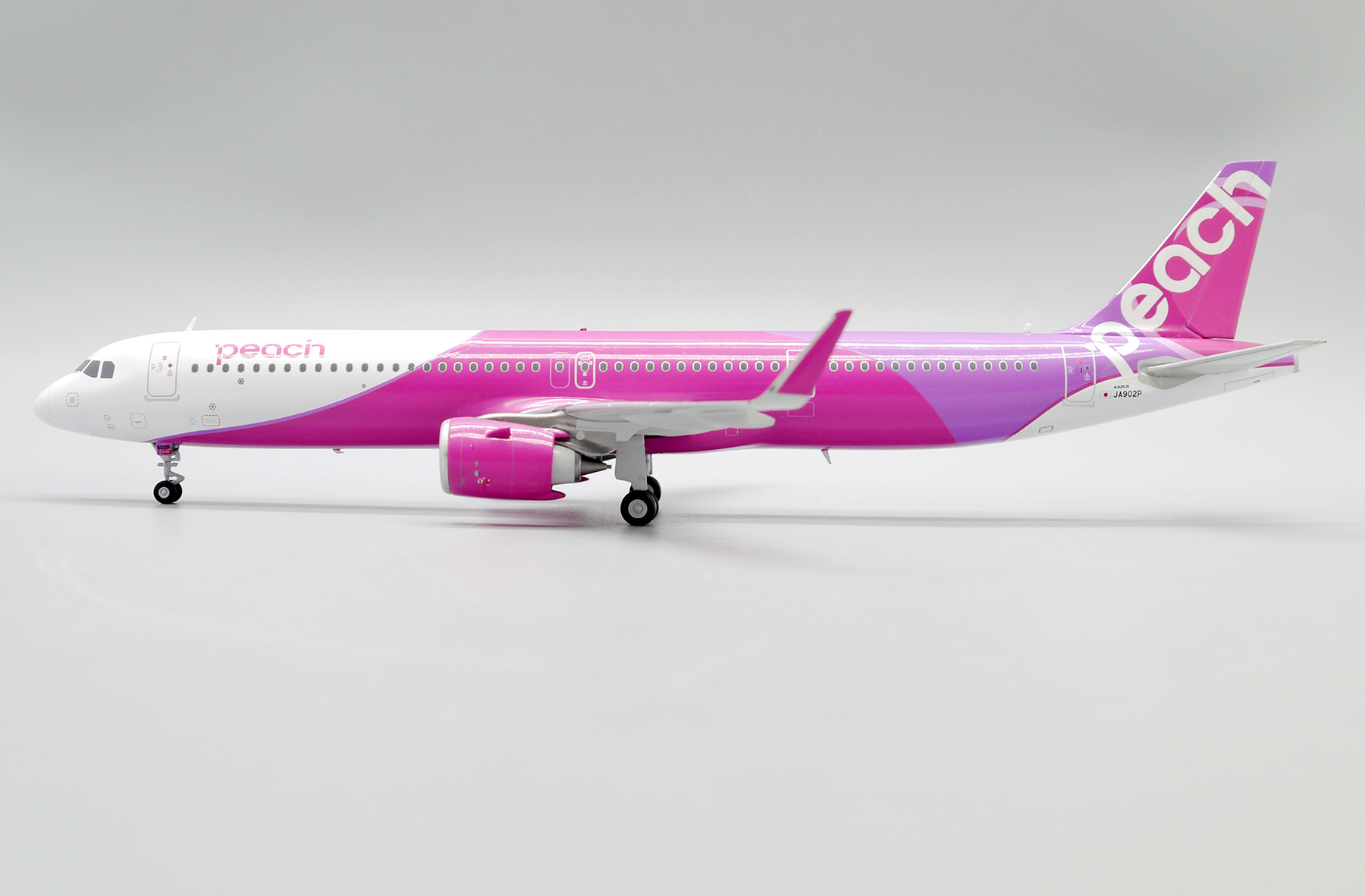 Amazon.co.jp: JC Wings 1/200 完成品 peach Airlines for