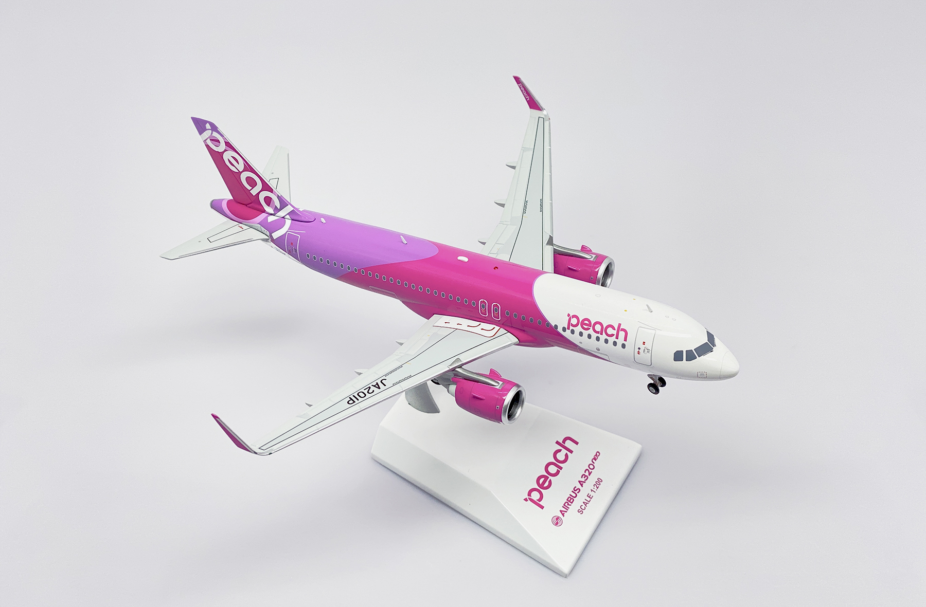 Maquette Hasegawa 1:200 Peach Airbus A320NEO - 50 Pièces, Longueur 188 Mm (décalcomanies Incluses)