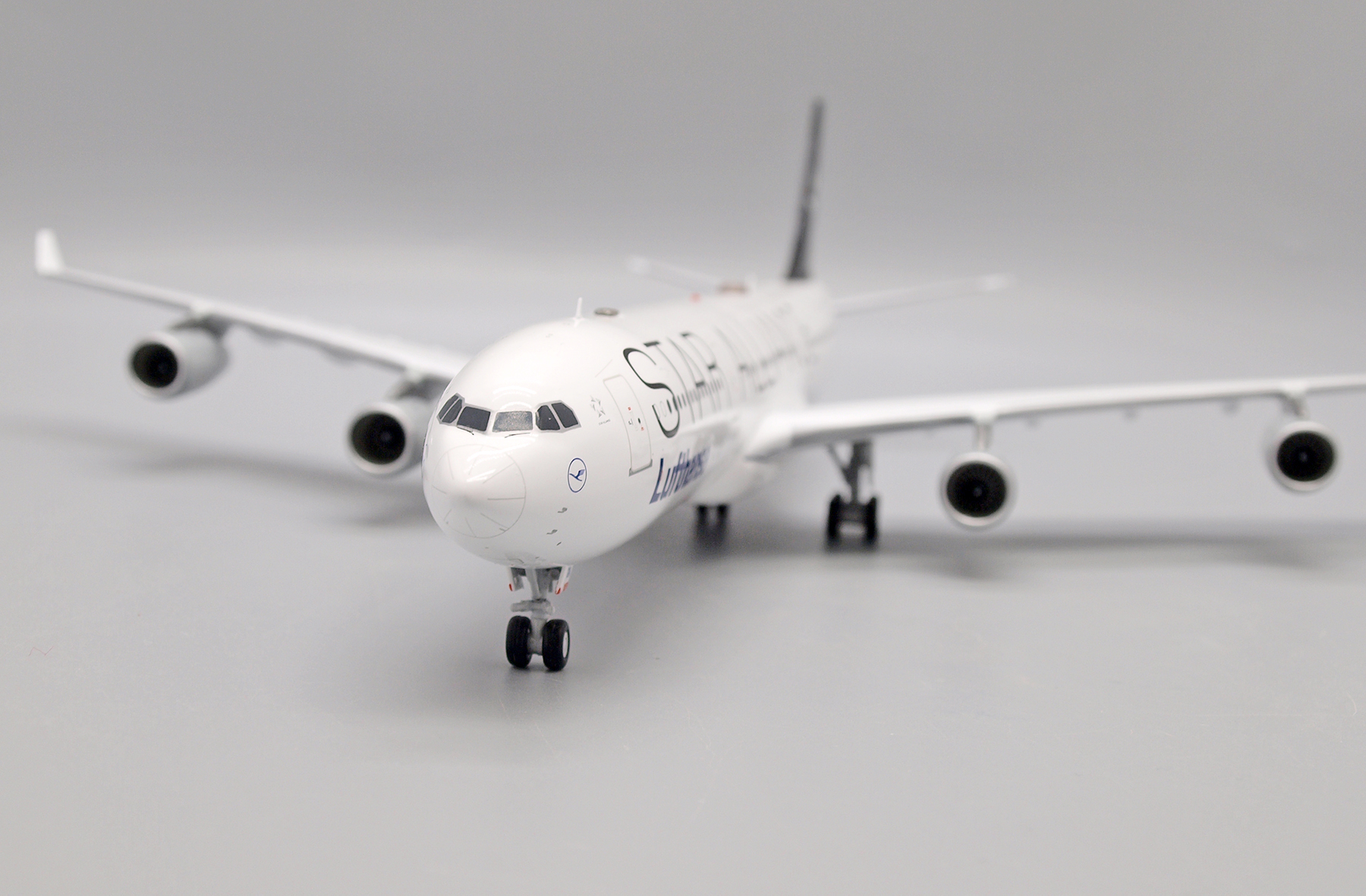 Amazon.co.jp: Jcwings ルフトハンザ A340-300 D-AIGN 1/200