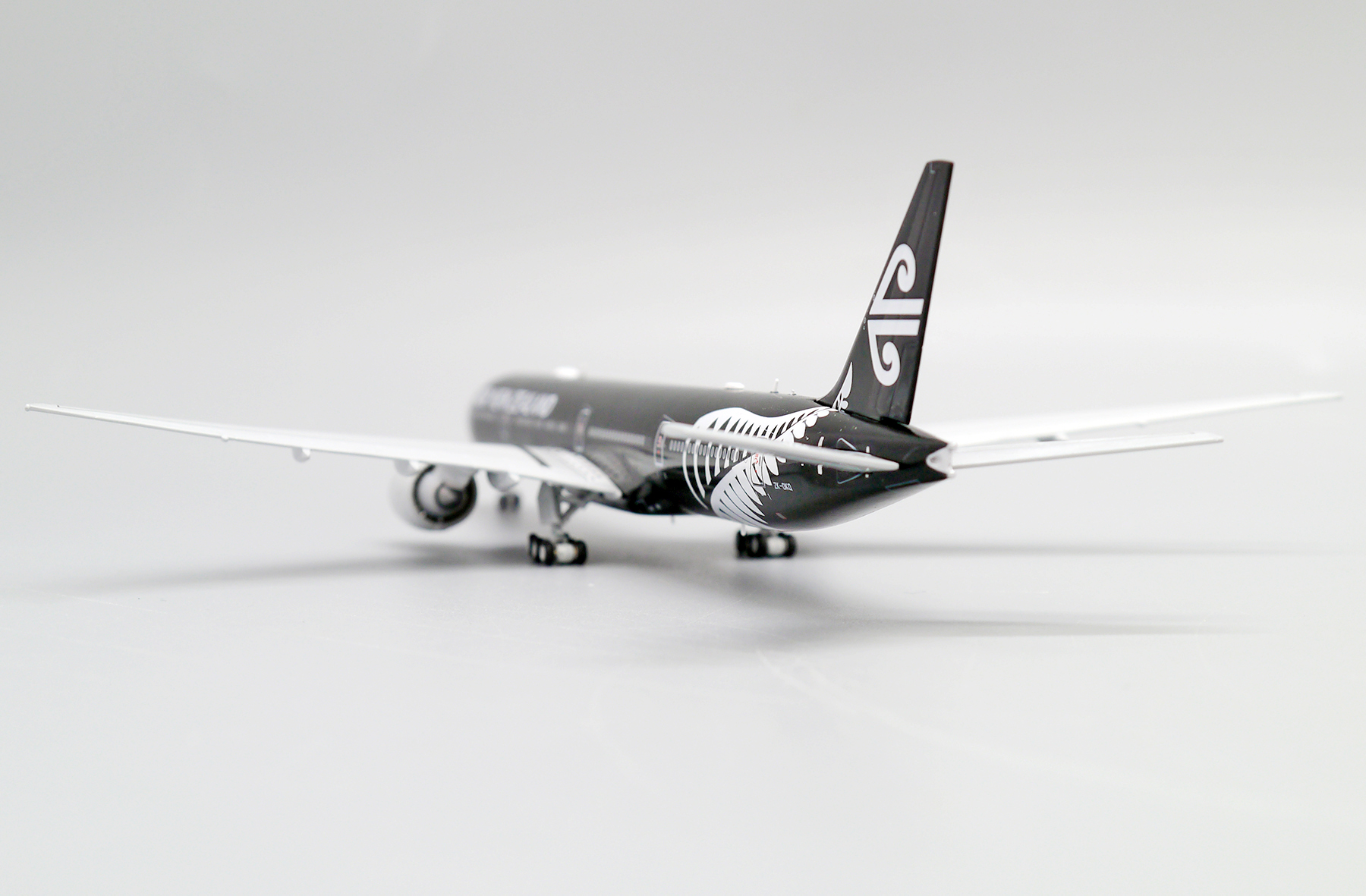 Boeing B777-300ER Reg: N5016R JC Wings Scale 1:400 Diecast