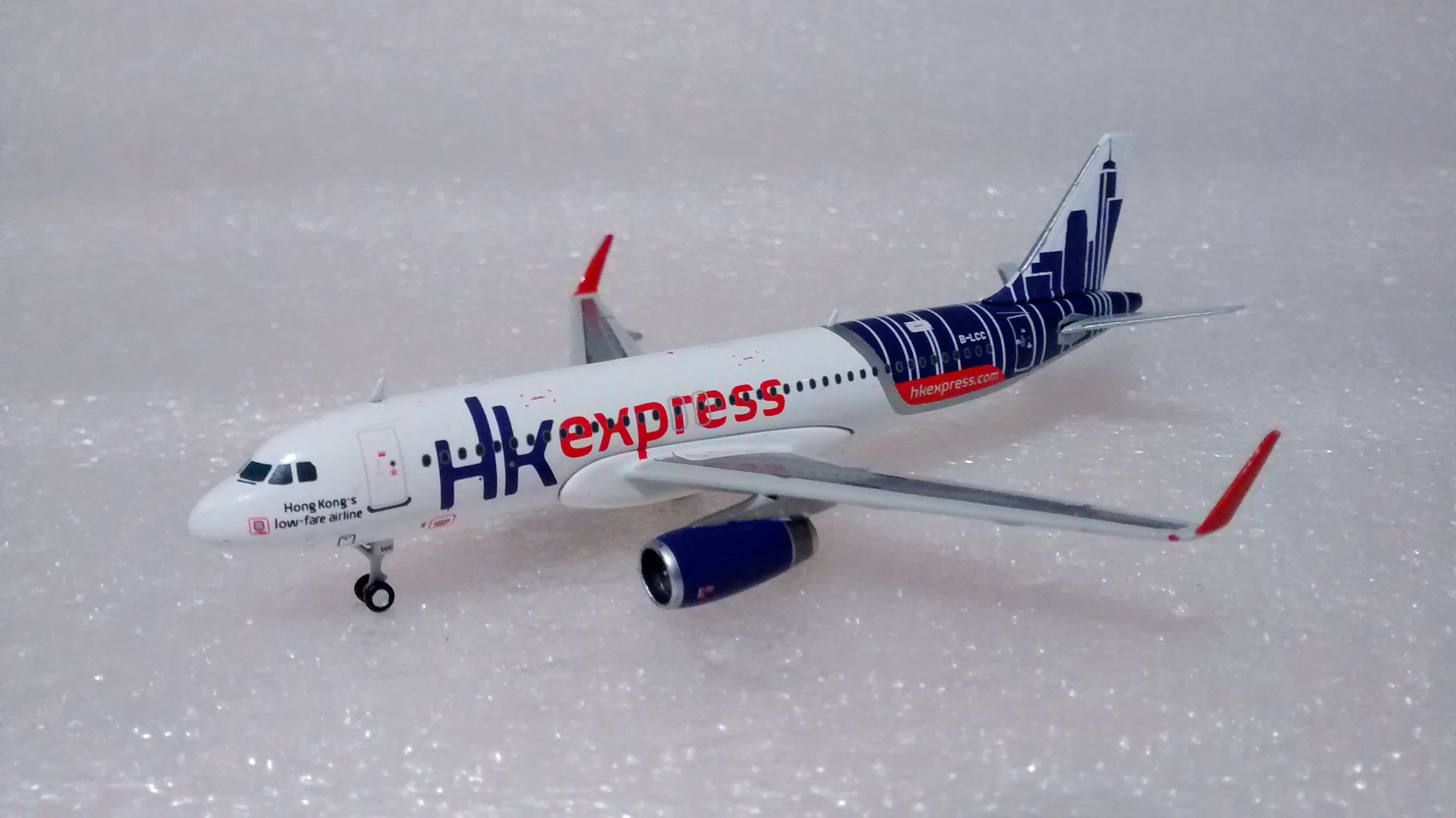 JC WINGS HK Express A320-200 Sharklets B-LCC w/Stand 1:200 JC2HKE474 